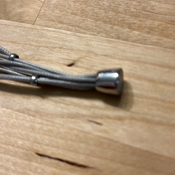 Corded bracelet in silver with sliding beads and a magnet clasp - Picture 4 of 5